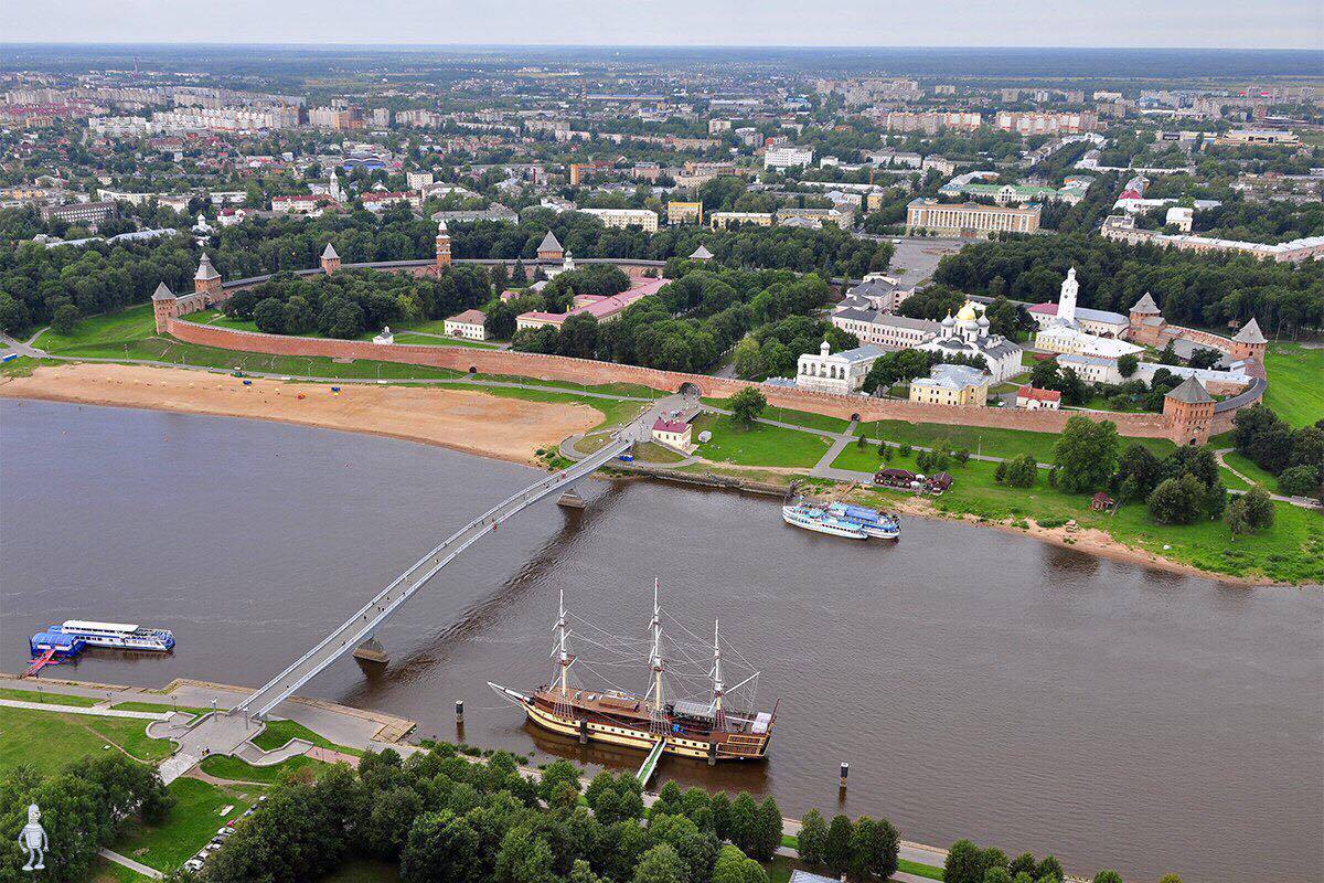 Кремлевский парк новгород. Парк Великий Новгород. Новгород Кремлевский парк. Кремлевский парк в Великом Новгороде. Кремлёвский парк Великий Новгород аттракционы.